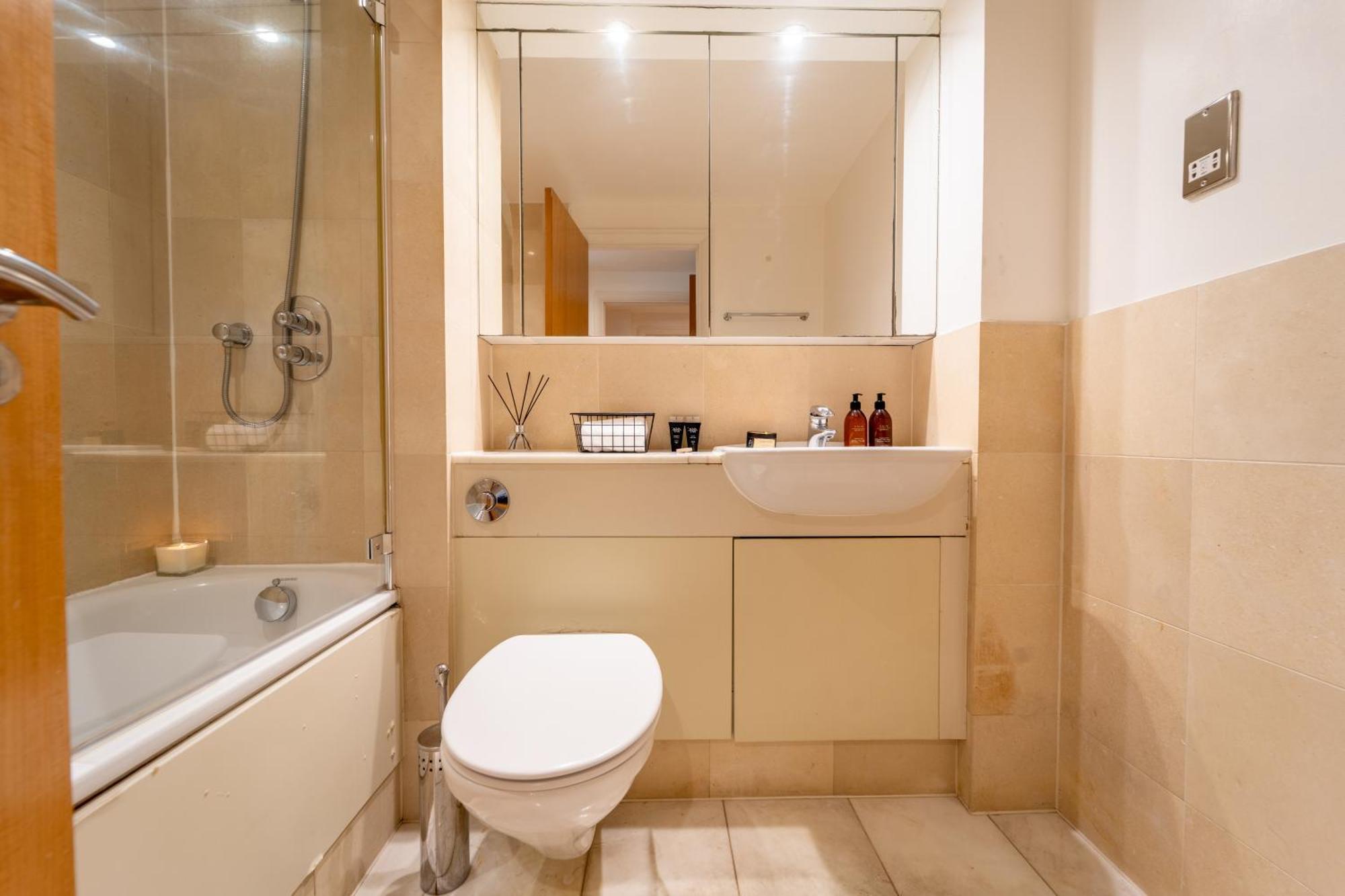 2br Flat With Parking In Londra