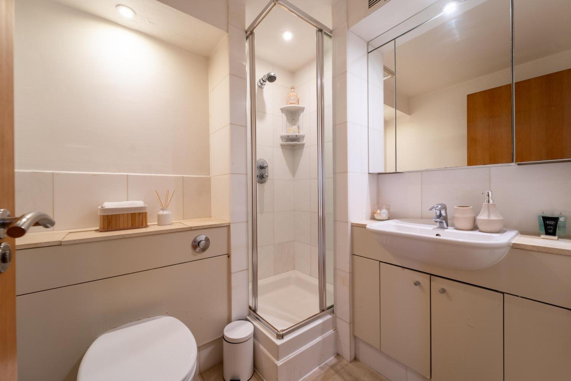 2br Flat With Parking In Londra